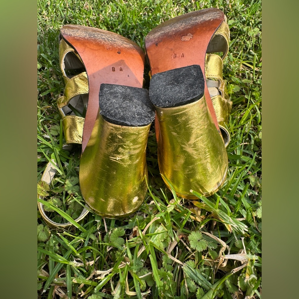 70s Vintage Gold Strappy Sandals w block Heels 8A - Picture 6 of 8
